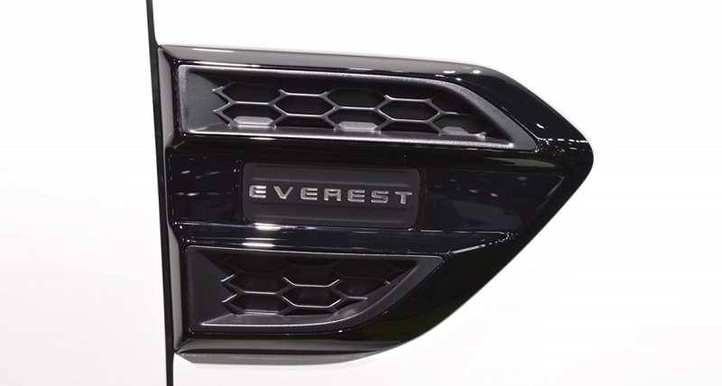 logo ford everest sport 2021 mau trang moi nhat fordsaigon vn - So sánh Ford Everest Sport và Toyota Fortuner Legender (bản 1 cầu)